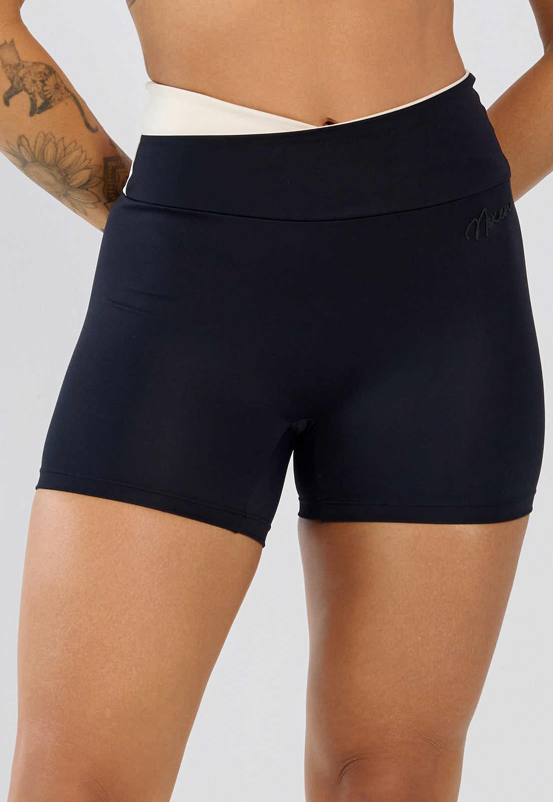 Short Lótus Preto e Nude