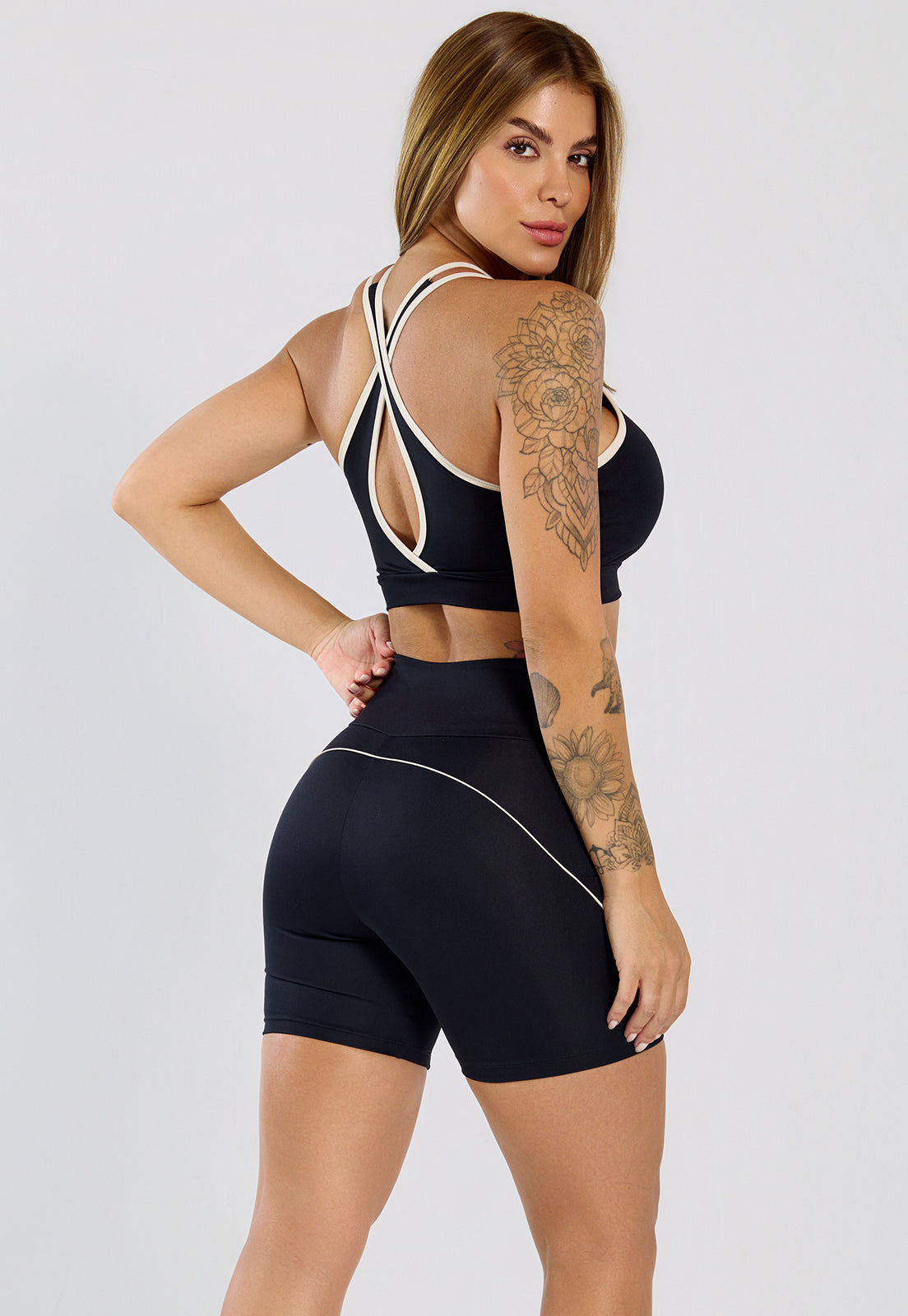 Conjunto Short e Top Flora Preto e Off